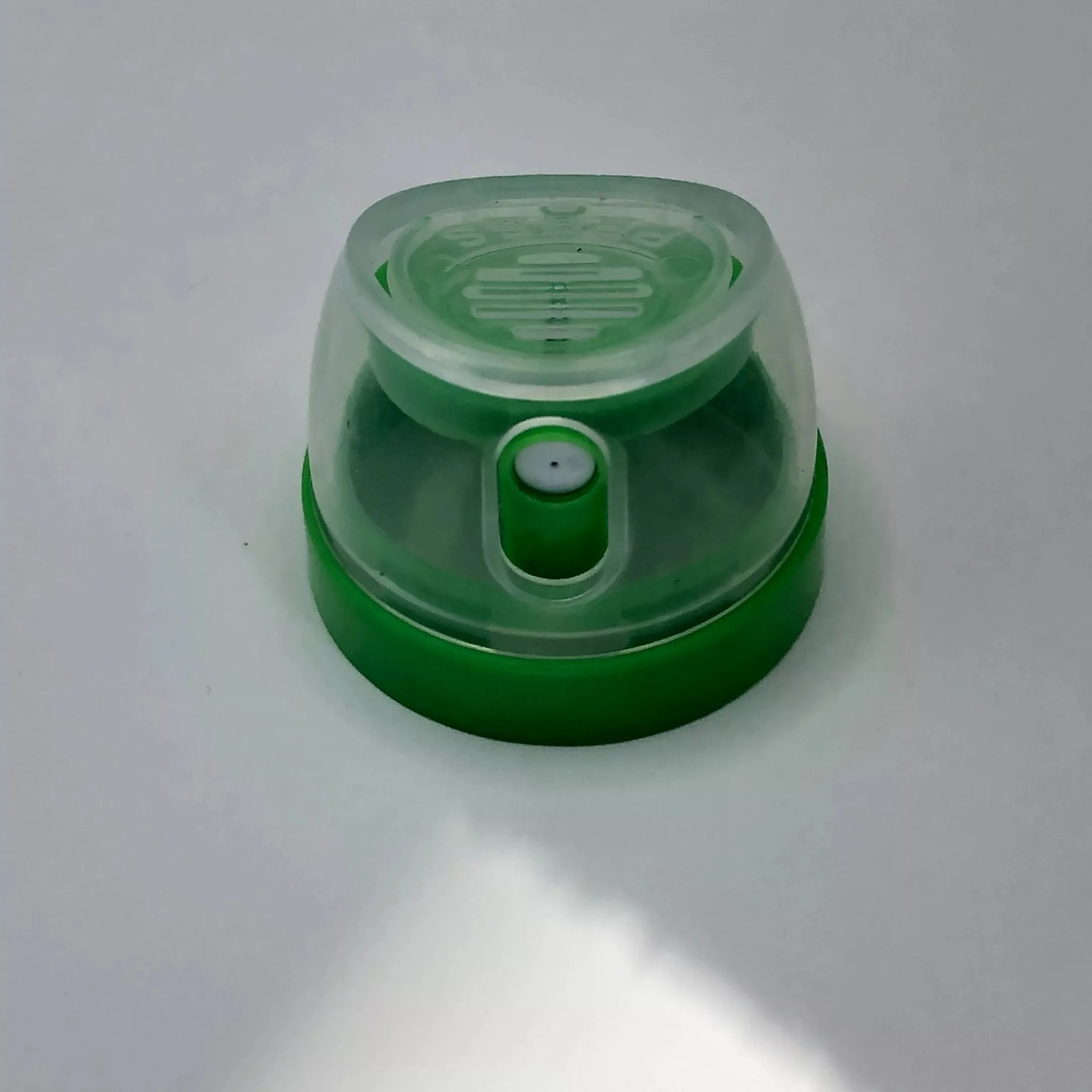 Integrated spray cap with hoodless design for cosmetics